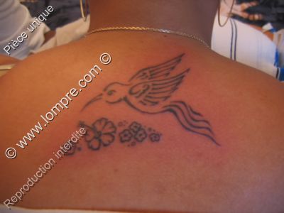 tatouage antillais d'un colibri et d'un hibiscus